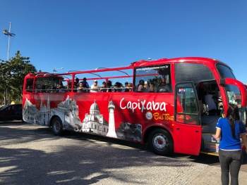 Tour panorâmico de ônibus antigo